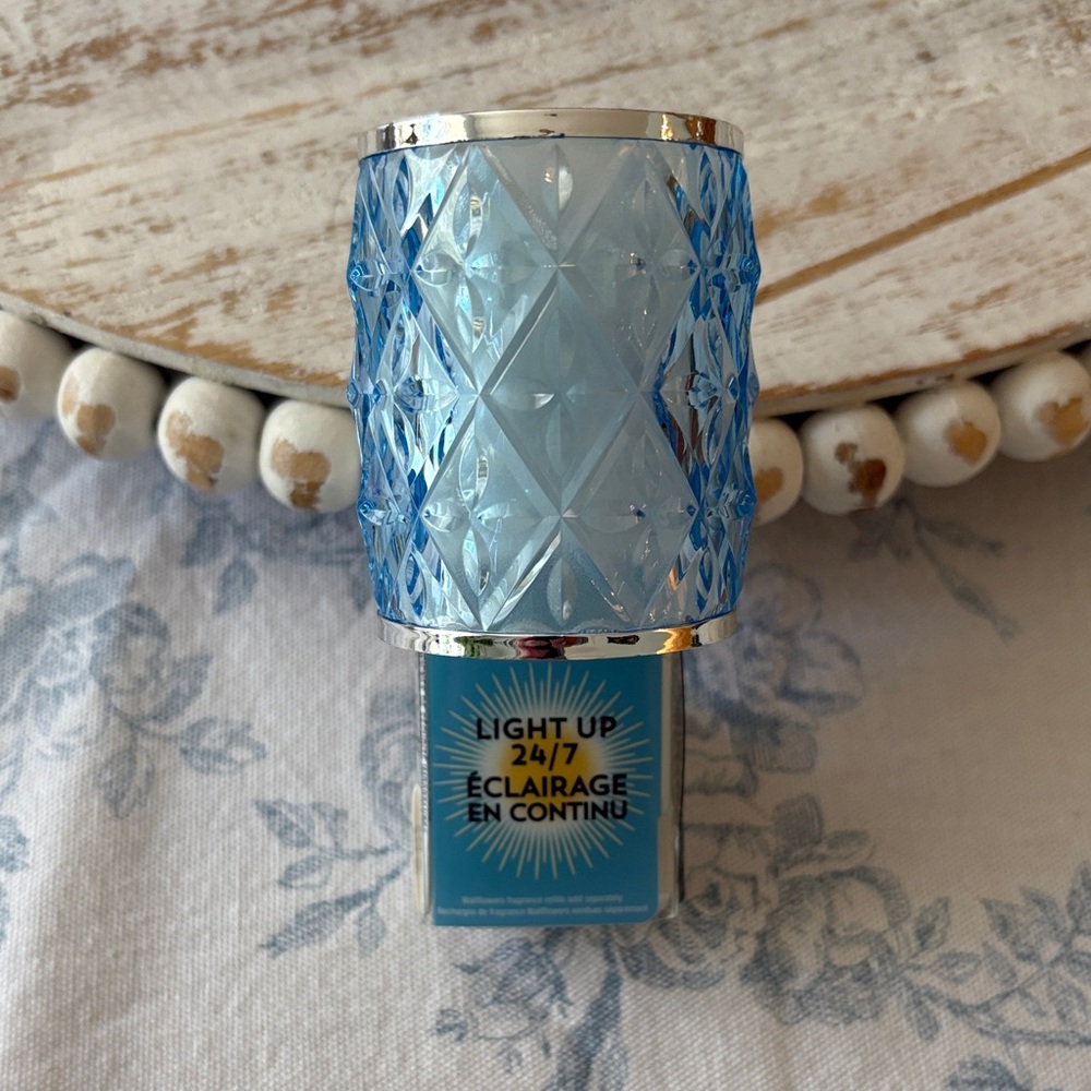 Bath & Body Works NWT Wallflowers light up fragrance plug in